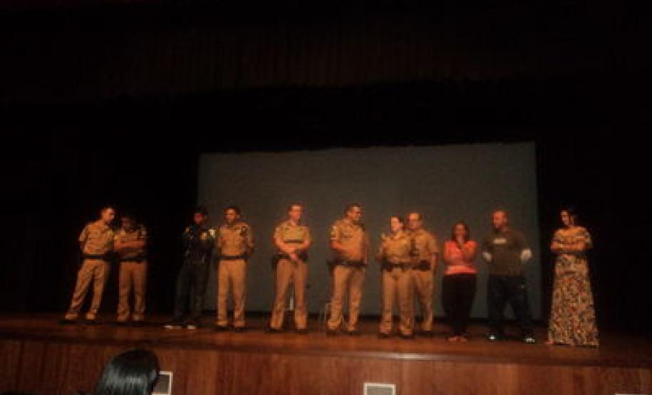 A Coordenação Estadual para assuntos dos CONSEGs e o Batalhão de Patrulha Escolar de Apucarana reuniram-se para um papo sobre drogas.