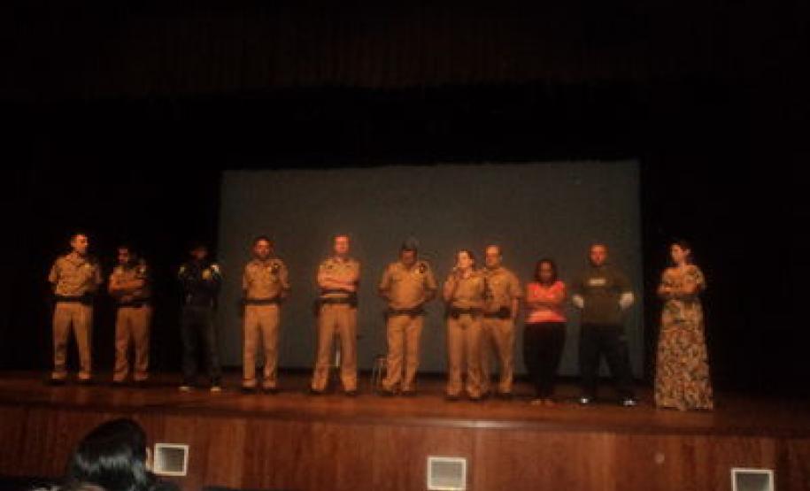 A Coordenação Estadual para assuntos dos CONSEGs e o Batalhão de Patrulha Escolar de Apucarana reuniram-se para um papo sobre drogas.