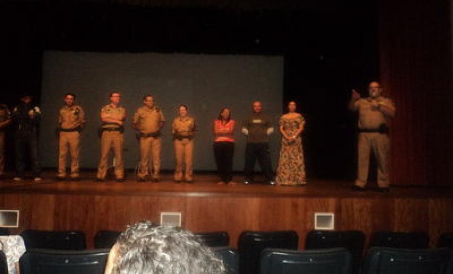 A Coordenação Estadual para assuntos dos CONSEGs e o Batalhão de Patrulha Escolar de Apucarana reuniram-se para um papo sobre drogas.