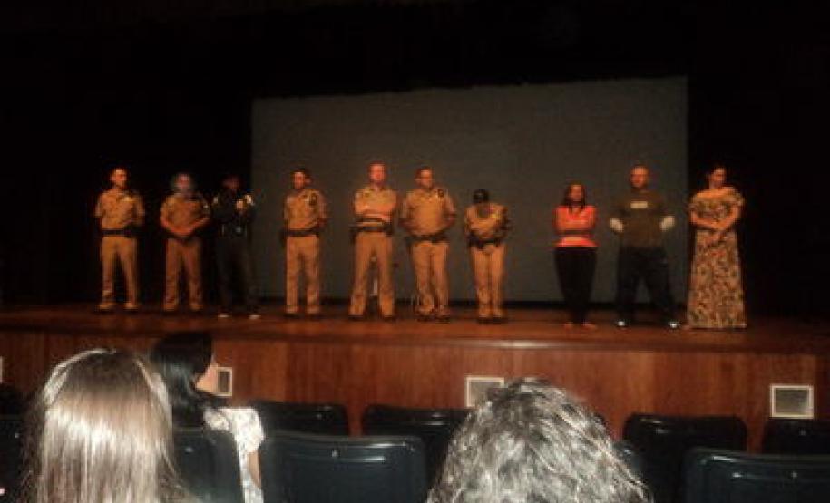 A Coordenação Estadual para assuntos dos CONSEGs e o Batalhão de Patrulha Escolar de Apucarana reuniram-se para um papo sobre drogas.
