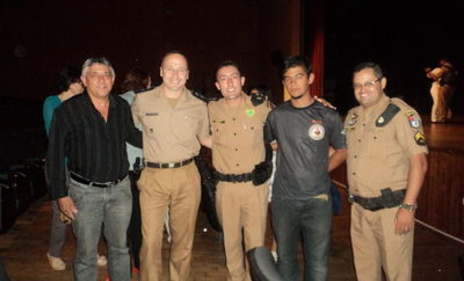 A Coordenação Estadual para assuntos dos CONSEGs e o Batalhão de Patrulha Escolar de Apucarana reuniram-se para um papo sobre drogas.