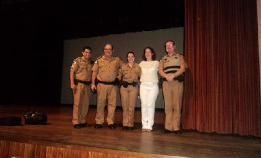 A Coordenação Estadual para assuntos dos CONSEGs e o Batalhão de Patrulha Escolar de Apucarana reuniram-se para um papo sobre drogas.