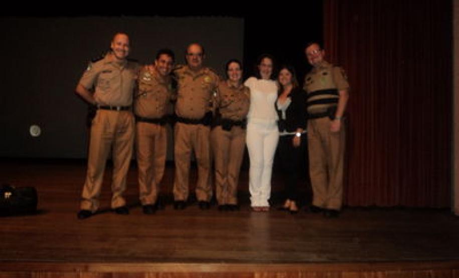 A Coordenação Estadual para assuntos dos CONSEGs e o Batalhão de Patrulha Escolar de Apucarana reuniram-se para um papo sobre drogas.