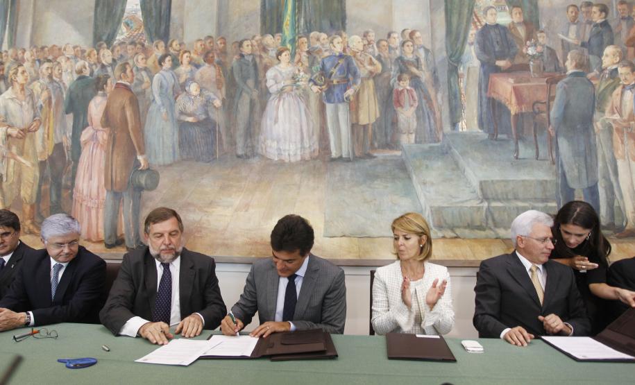 Richa e secretários assinam contratos de gestão que estabelecem 299 metas Richa e secretários assinam contratos de gestão que estabelecem 299 metas