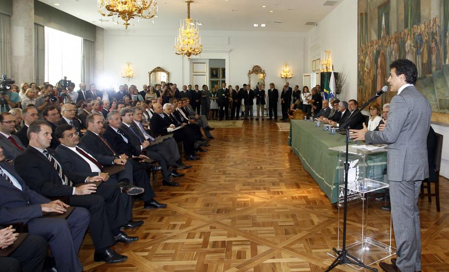 Richa e secretários assinam contratos de gestão que estabelecem 299 metas Richa e secretários assinam contratos de gestão que estabelecem 299 metas